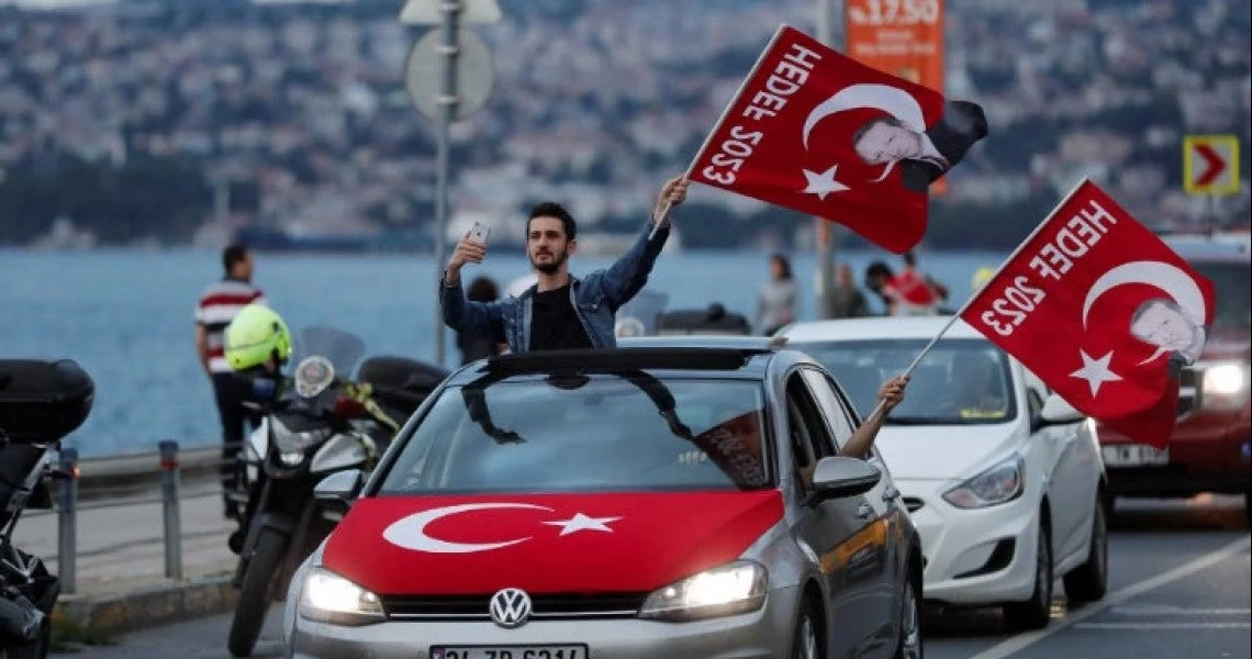 Ατελείωτο πάρτυ από τους οπαδούς του Ερντογάν – Καπνογόνα, σημαίες και δάκρυα! (εικόνες)